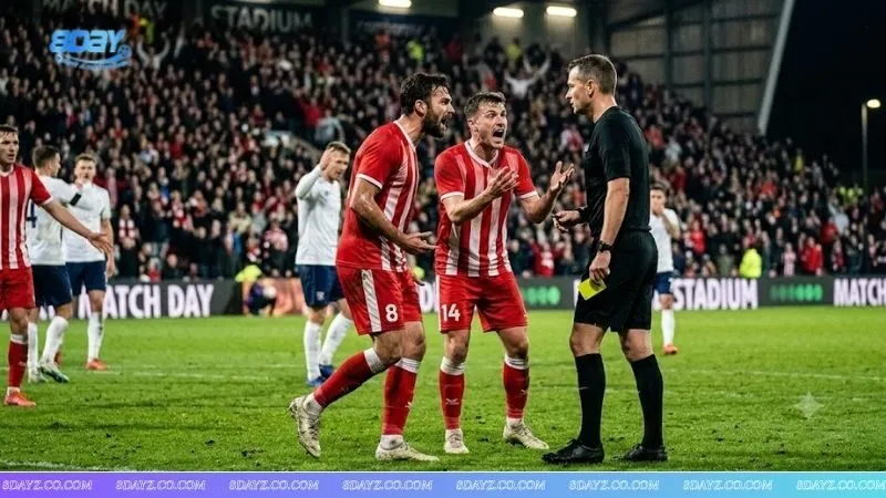 Khoảnh khắc cầu thủ tranh cãi với trọng tài trong trận derby, thời điểm nhạy cảm khi cược tài thẻ phạt.